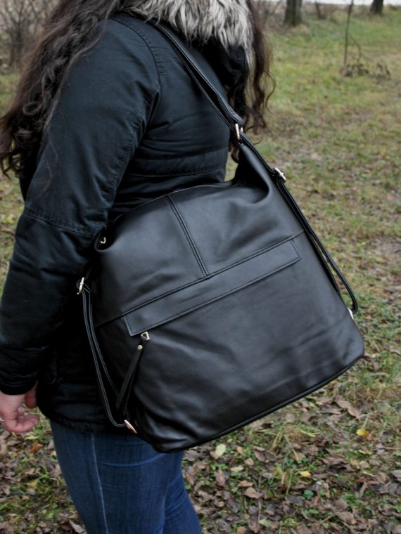 Prostorný černý kabelko-batoh 2v1 s přední kapsou, Caely, Q3071, modelka s kabelko-batohem 2v1 přes rameno