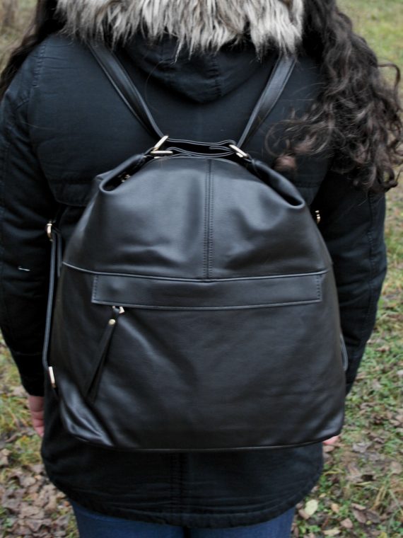 Prostorný černý kabelko-batoh 2v1 s přední kapsou, Caely, Q3071, modelka s kabelko-batohem 2v1 na zádech