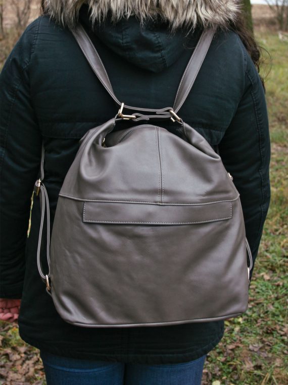Prostorný šedohnědý kabelko-batoh 2v1 s přední kapsou, Caely, Q3071, modelka s kabelko-batohem 2v1 na zádech