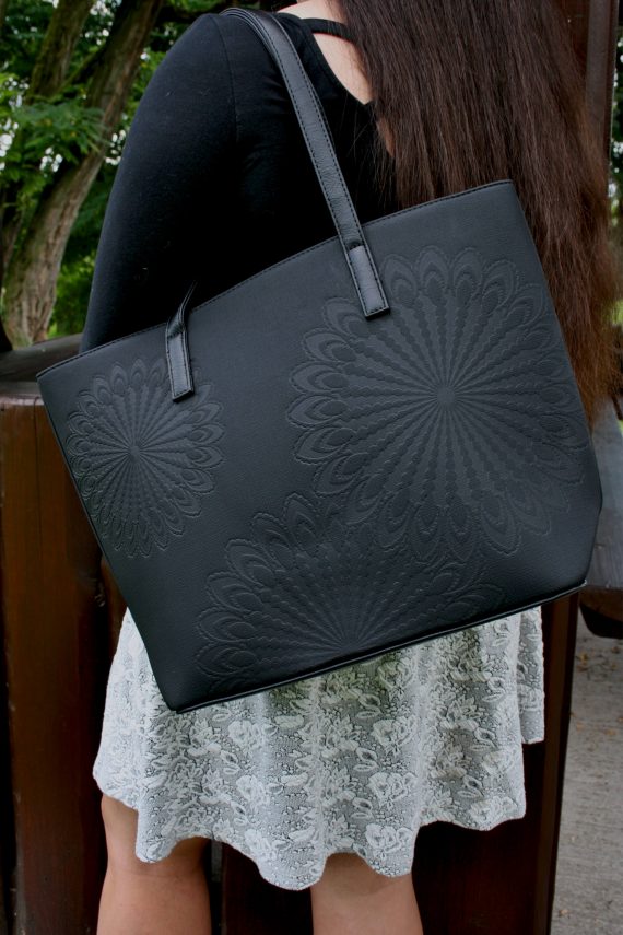 Slušivá dámská kabelka přes rameno s texturou, Tapple, H17409, černá, modelka s kabelkou přes rameno