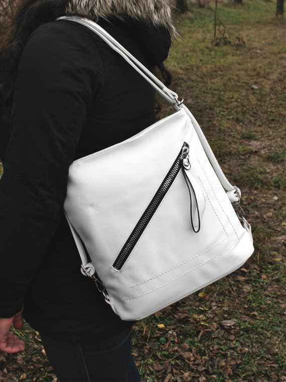 Střední bílý kabelko-batoh 2v1 s šikmým zipem, Tapple, H190061, modelka s kabelko-batohem 2v1 přes rameno