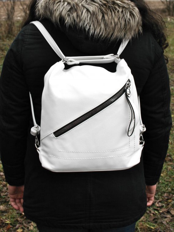 Střední bílý kabelko-batoh 2v1 s šikmým zipem, Tapple, H190061, modelka s kabelko-batohem 2v1 na zádech