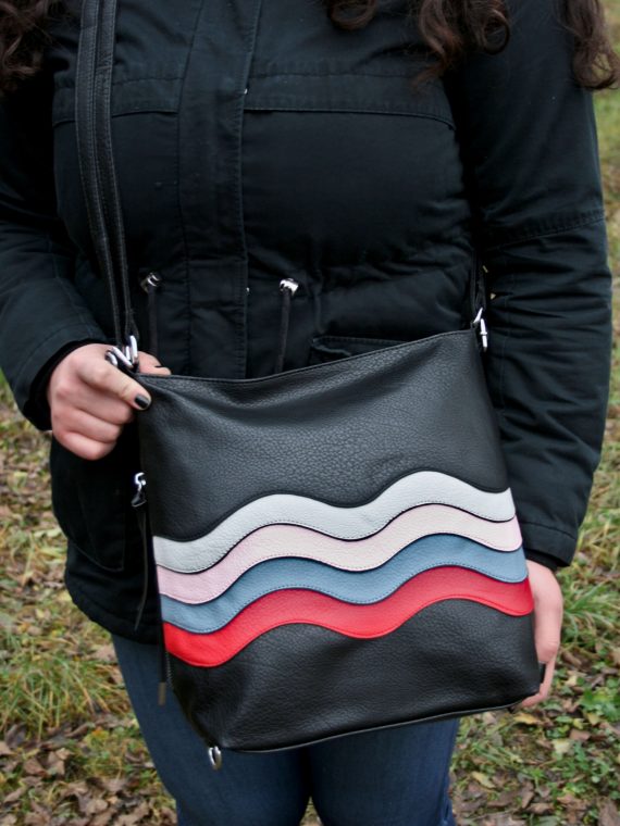Střední černý kabelko-batoh 2v1 s praktickými bočními kapsami, Miss Moda, 980882, modelka s kabelko-batohem 2v1 jako crossbody