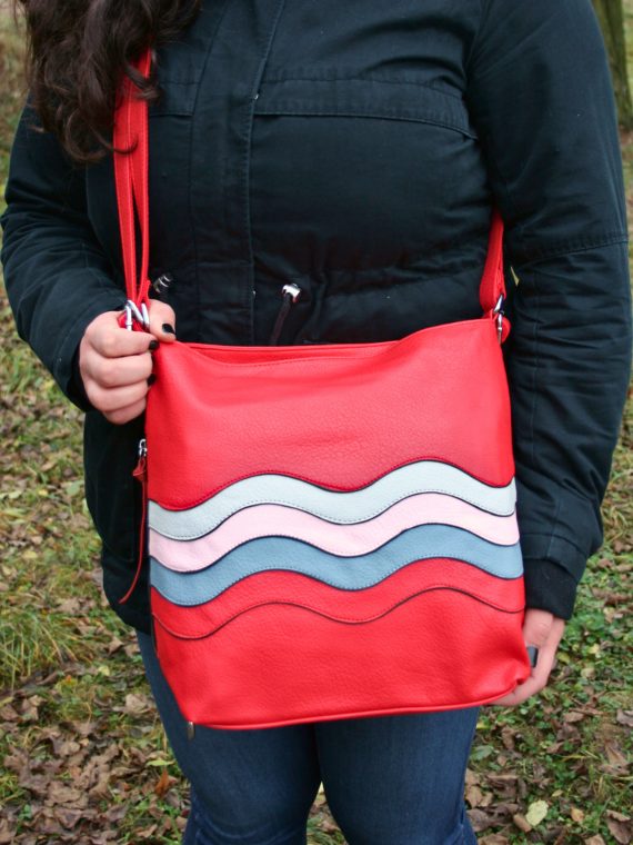 Střední červený kabelko-batoh 2v1 s praktickými bočními kapsami, Miss Moda, 980882, modelka s kabelko-batohem 2v1 jako crossbody