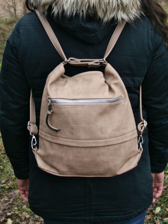 Střední kabelko-batoh 2v1 s praktickou kapsou, Tapple, H190062, světle hnědý, modelka s kabelko-batohem 2v1 na zádech