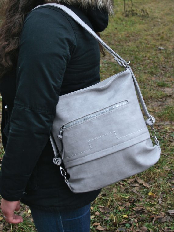 Střední kabelko-batoh 2v1 s praktickou kapsou, Tapple, H190062, světle šedý, modelka s kabelko-batohem 2v1 přes rameno