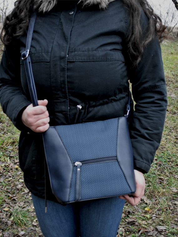 Stylová tmavě modrá crossbody kabelka se slušivým vzorem, Rosy Bag, NH8139, modelka s crossbody kabelkou před tělem
