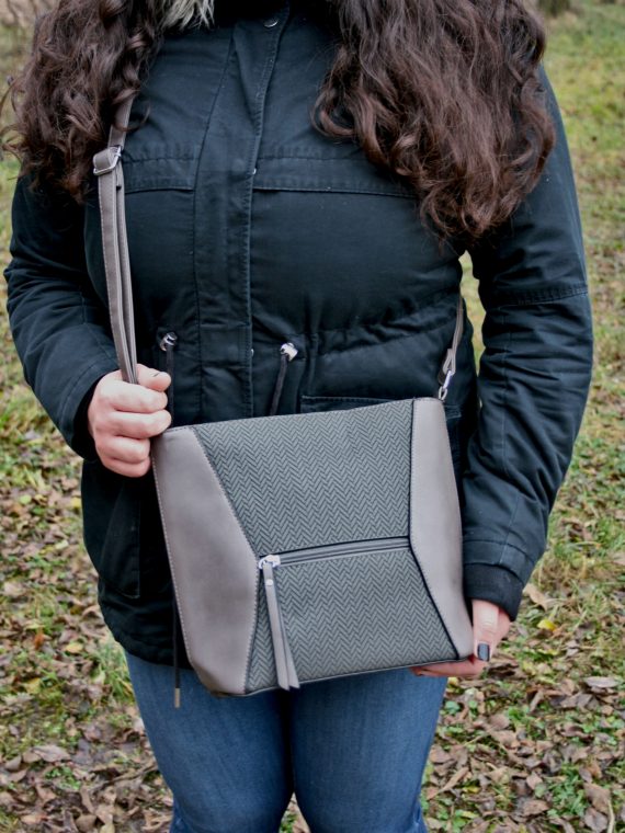 Stylová tmavě šedá crossbody kabelka se slušivým vzorem, Rosy Bag, NH8139, modelka s crossbody kabelkou před tělem