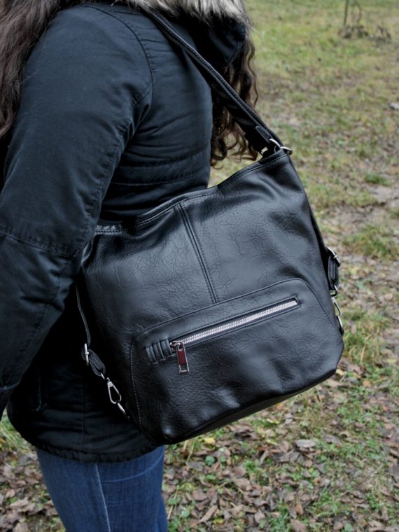 Stylový černý dámský kabelko-batoh 2v1 s kapsou, Elysse, ZXJ796, modelka s kabelko-batohem 2v1 přes rameno