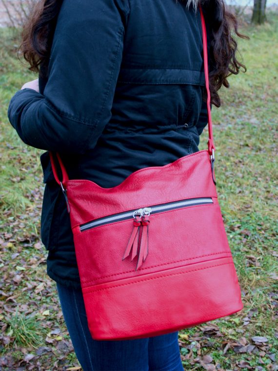 Tmavě červená crossbody kabelka s praktickou přední kapsou, Tapple, H17417, modelka s crossbody kabelkou