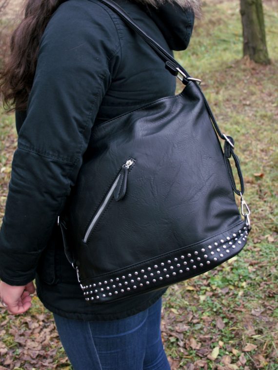 Velká dámská kabelka a batoh 2v1 s šikmou kapsou, Jessica Bags, 2034, černý, modelka s kabelko-batohem přes rameno