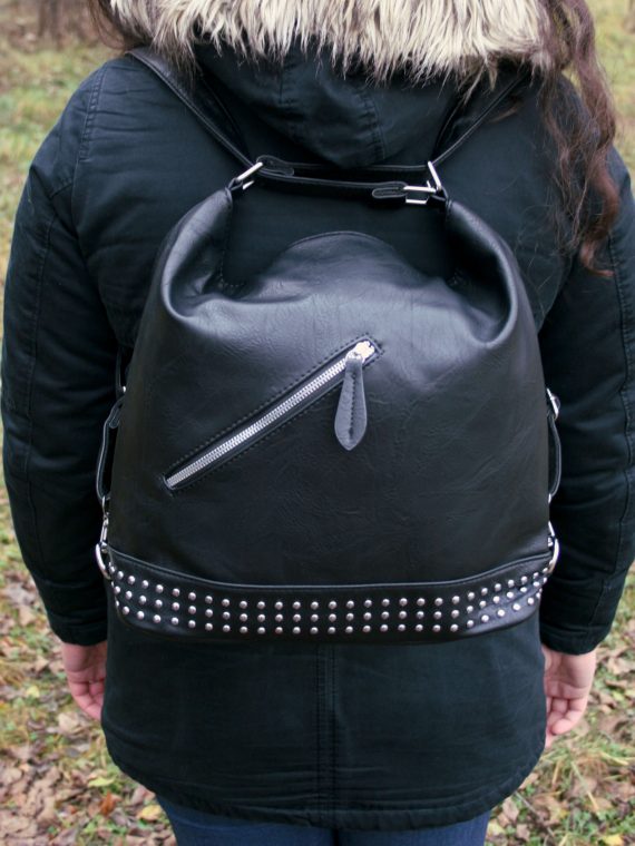 Velká dámská kabelka a batoh 2v1 s šikmou kapsou, Jessica Bags, 2034, černý, modelka s kabelko-batohem na zádech