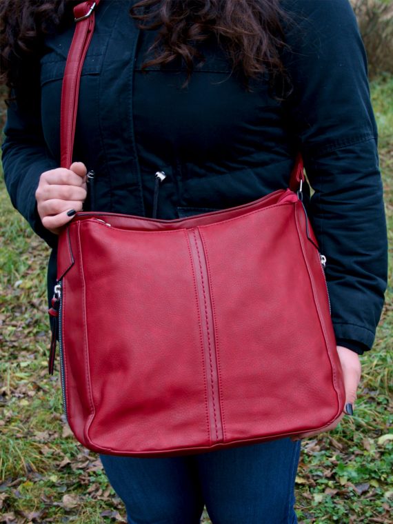Velká tmavě červená crossbody kabelka s bočními kapsami, Tapple, H18037, modelka s crossbody kabelkou před tělem