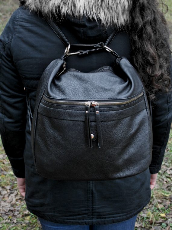 Velký kabelko-batoh 2v1 s praktickou kapsou, Int. Company, H23, černý, modelka s kabelko-batohem 2v1 na zádech