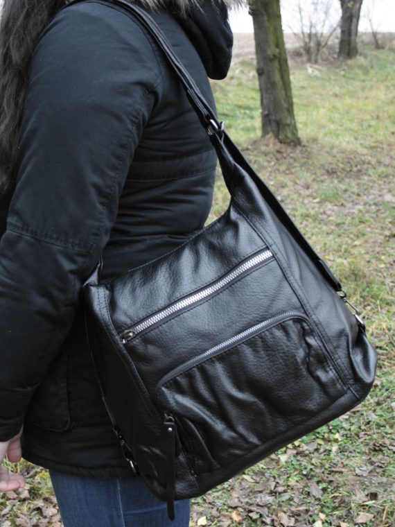 Velký černý kabelko-batoh 2v1 s praktickými kapsami, Miss Moda, 980953, modelka s kabelko-batohem 2v1 přes rameno