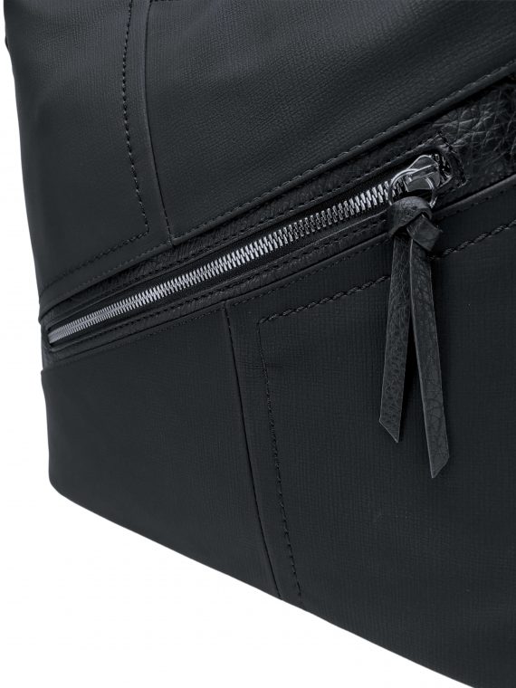 Velký černý kabelko-batoh s šikmou kapsou, Tapple, H18077N, detail kabelko-batohu 2v1