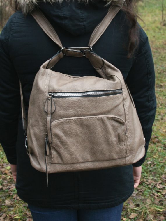 Velký šedohnědý kabelko-batoh 2v1 s praktickými kapsami, Miss Moda, 980953, modelka s kabelko-batohem 2v1 na zádech