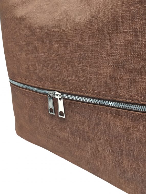 Velký středně hnědý kabelko-batoh 2v1 s praktickou kapsou, Tapple, H190010N, detail kabelko-batohu 2v1