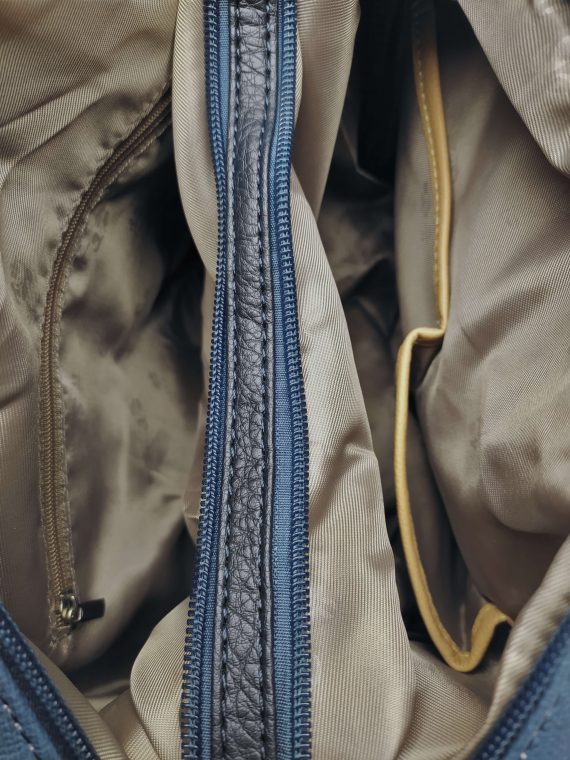 Velký středně modrý kabelko-batoh s šikmou kapsou, Tapple, H18077N, vnitřní uspořádání kabelko-batohu 2v1