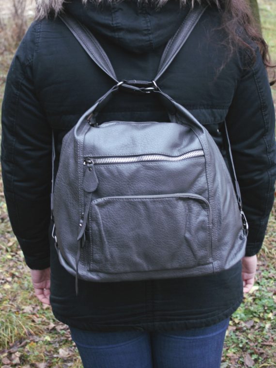 Velký středně šedý kabelko-batoh 2v1 s praktickými kapsami, Miss Moda, 980953, modelka s kabelko-batohem 2v1 na zádech