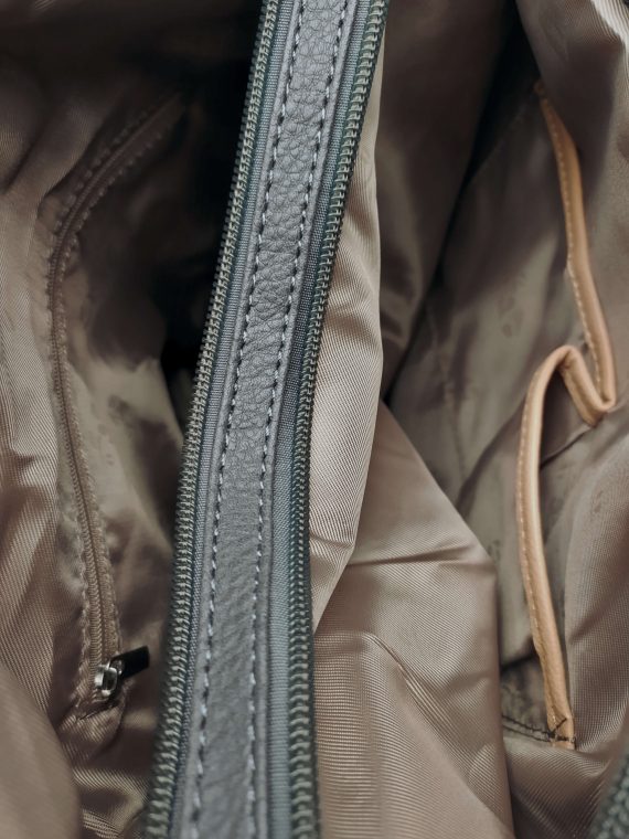 Velký středně šedý kabelko-batoh s šikmou kapsou, Tapple, H18077N, vnitřní uspořádání kabelko-batohu 2v1