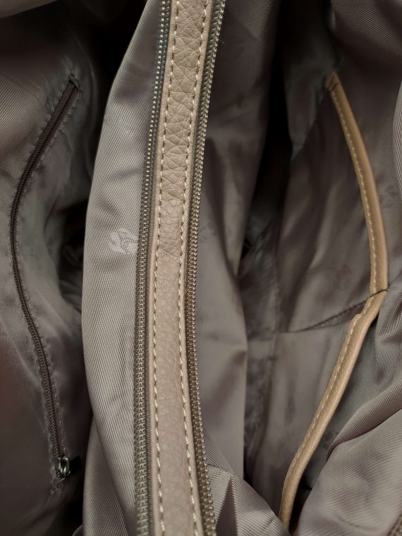 Velký světle hnědý kabelko-batoh 2v1 s praktickou kapsou, Tapple, H190010N, vnitřní uspořádání kabelko-batohu 2v1