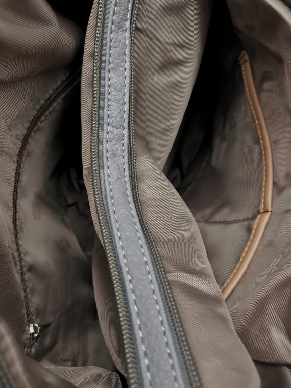 Velký světle šedý kabelko-batoh 2v1 s praktickou kapsou, Tapple, H190010N, vnitřní uspořádání kabelko-batohu 2v1