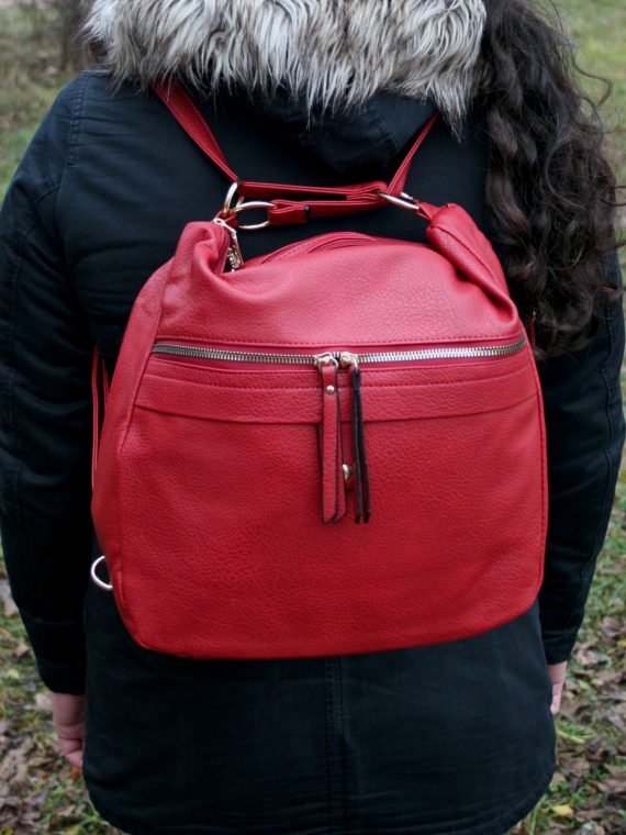 Velký kabelko-batoh 2v1 s praktickou kapsou, Int. Company, H23, tmavě červený, modelka s kabelko-batohem 2v1 na zádech