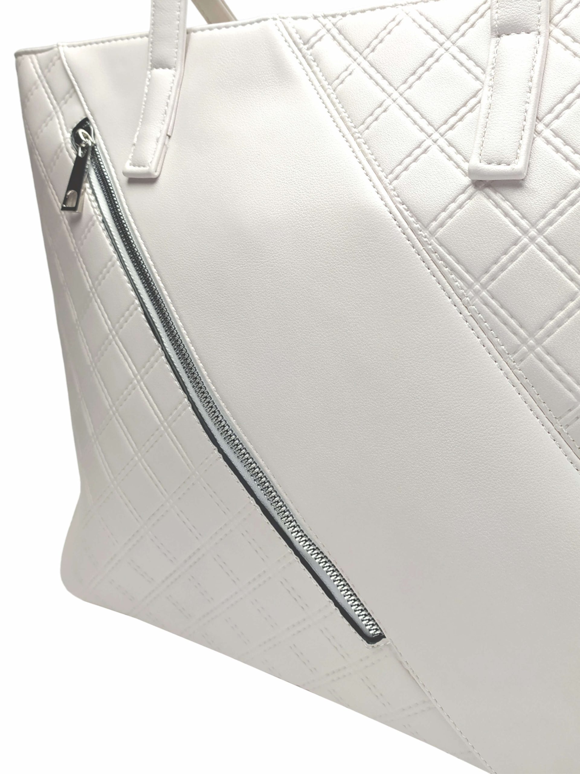 Perleťově bílá kabelka přes rameno s šikmou kapsou, Tapple, H17411, detail přední strany kabelky přes rameno
