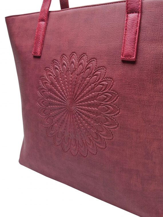 Vínová / bordó dámská kabelka přes rameno s texturou, Tapple, H17409, detail zadní strany kabelky přes rameno