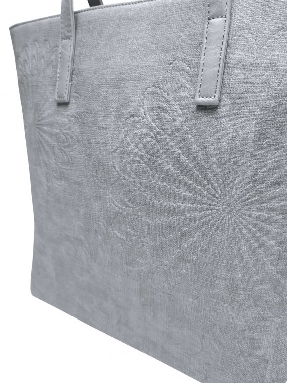 Světle šedá dámská kabelka přes rameno s texturou, Tapple, H17409, detail přední strany kabelky přes rameno