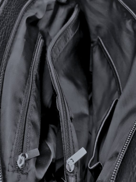 Velká černá kabelka a batoh 2v1 s texturou, Tapple, H20805N, vnitřní uspořádání kabelky a batohu 2v1