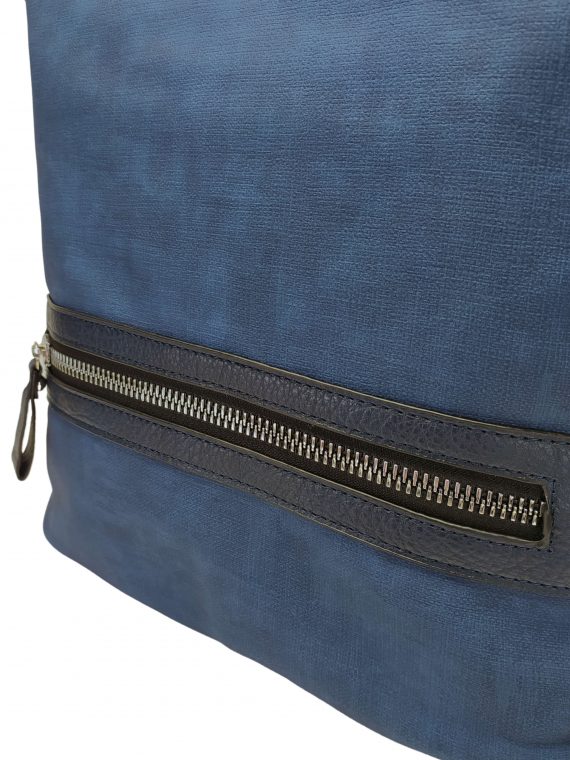 Velká středně modrá kabelka a batoh 2v1 s texturou, Tapple, H20805N, detail přední strany kabelky a batohu 2v1