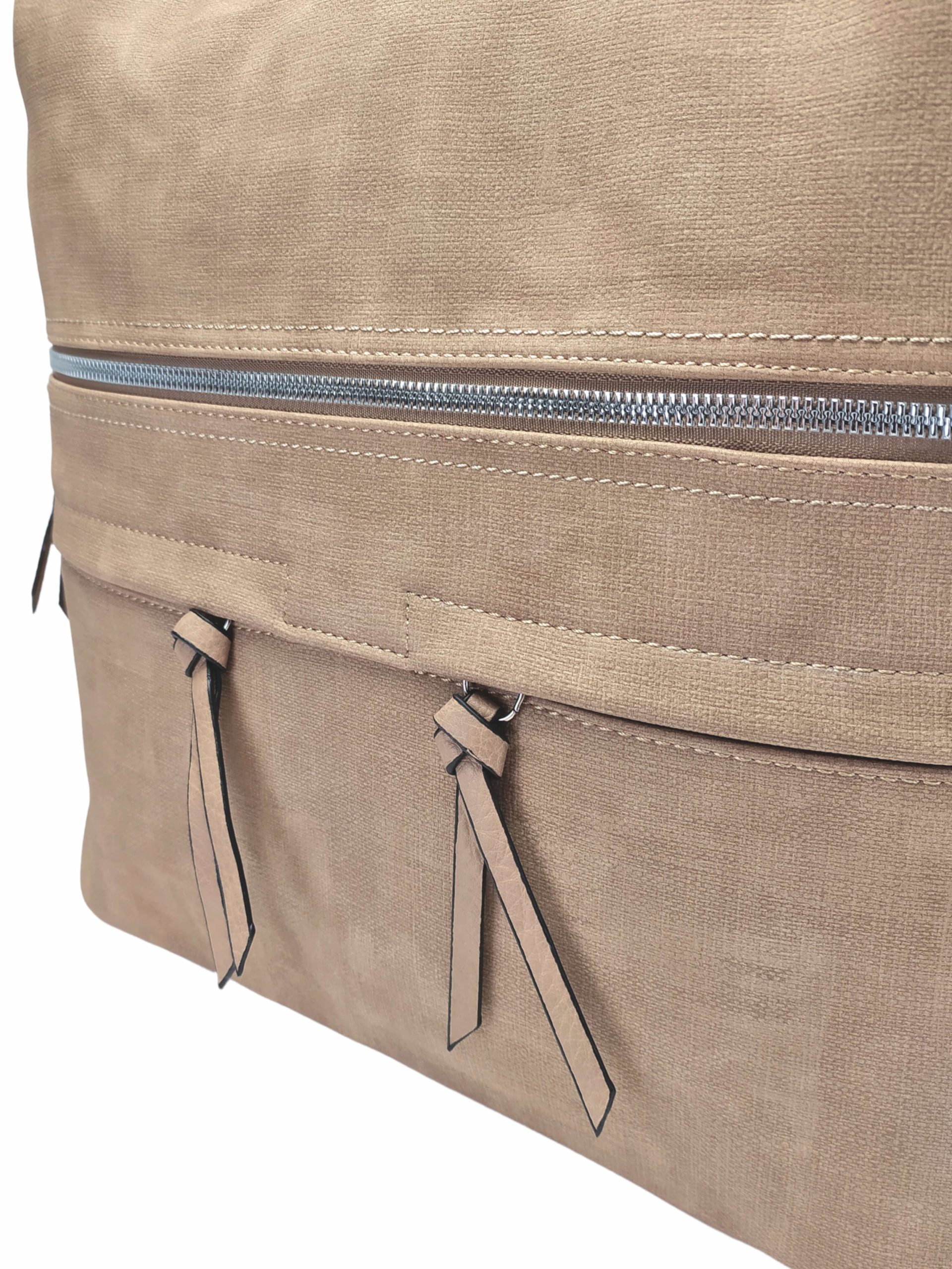 Velká světle hnědá kabelka a batoh 2v1 s kapsami, Tapple, H181175N, detail přední strany kabelky a batohu 2v1