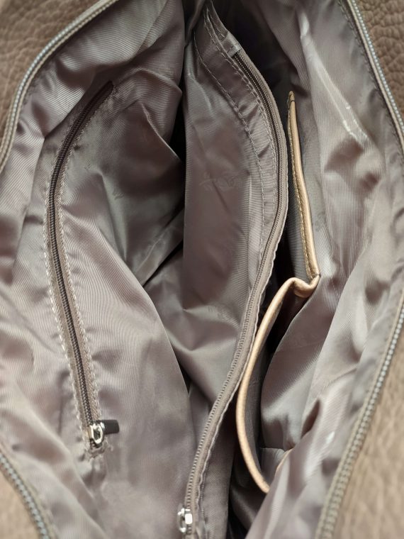 Velká světle hnědá kabelka a batoh 2v1 s texturou, Tapple, H20805N, vnitřní uspořádání kabelky a batohu 2v1