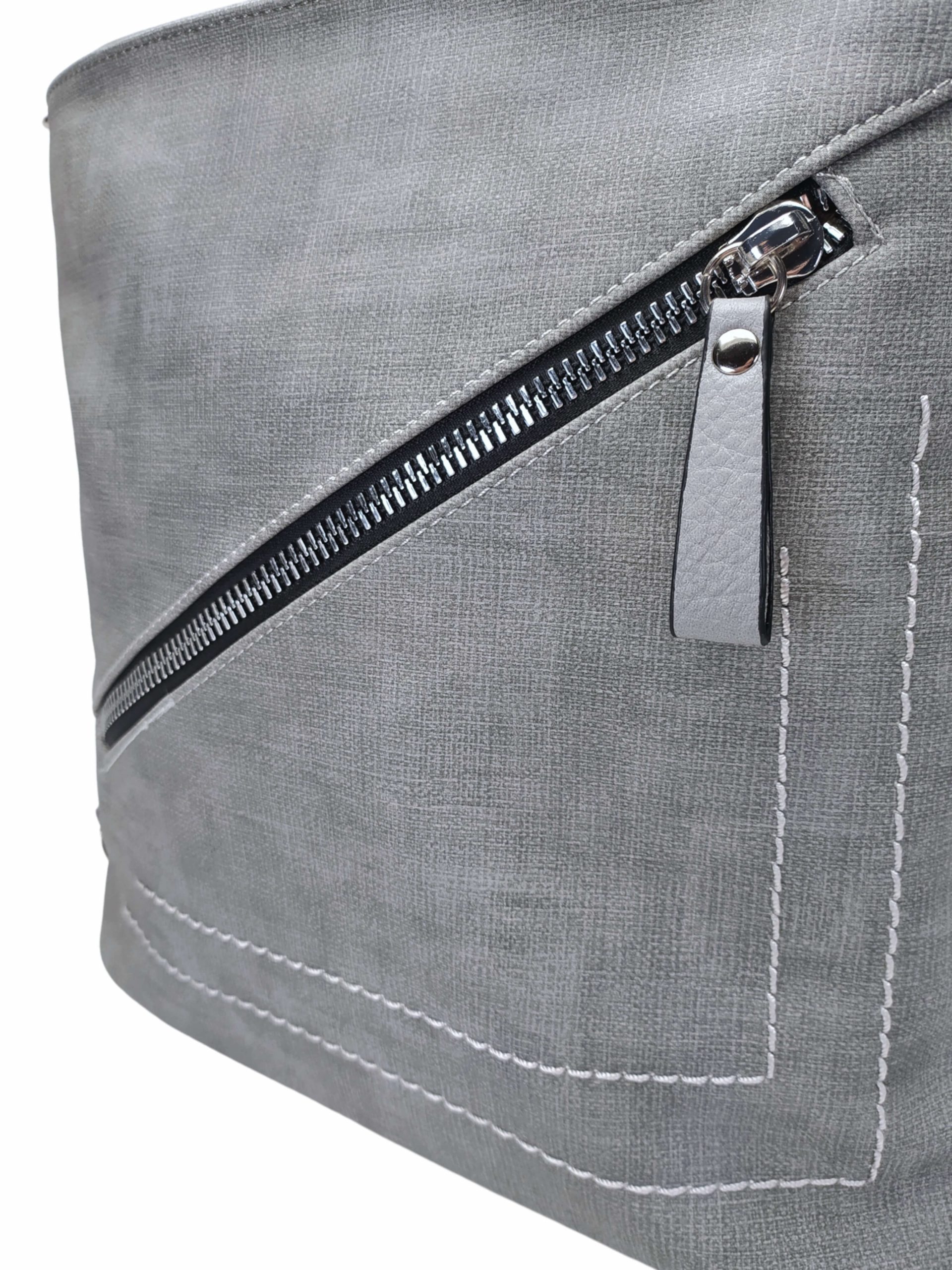 Střední světle šedý kabelko-batoh 2v1 s šikmým zipem, Tapple, H190061, detail kabelko-batohu 2v1