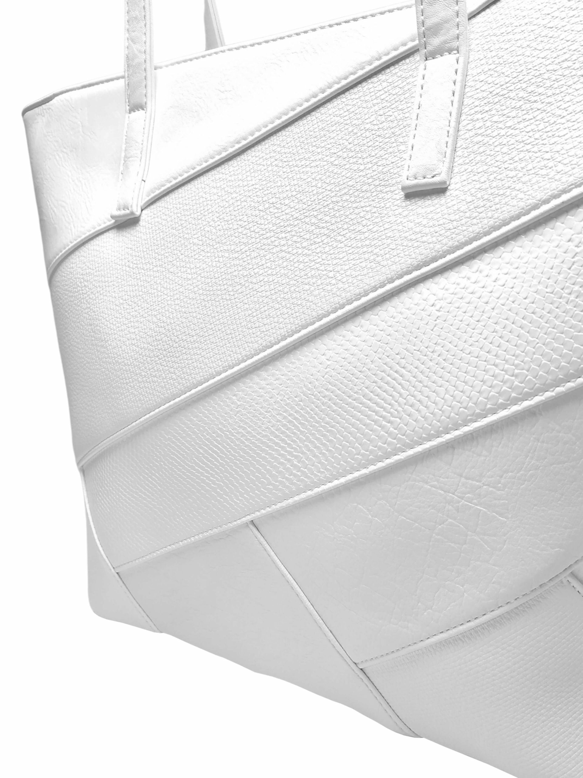 Bílá kabelka přes rameno s šikmými vzory, Tapple, H190030, detail dámské kabelky přes rameno