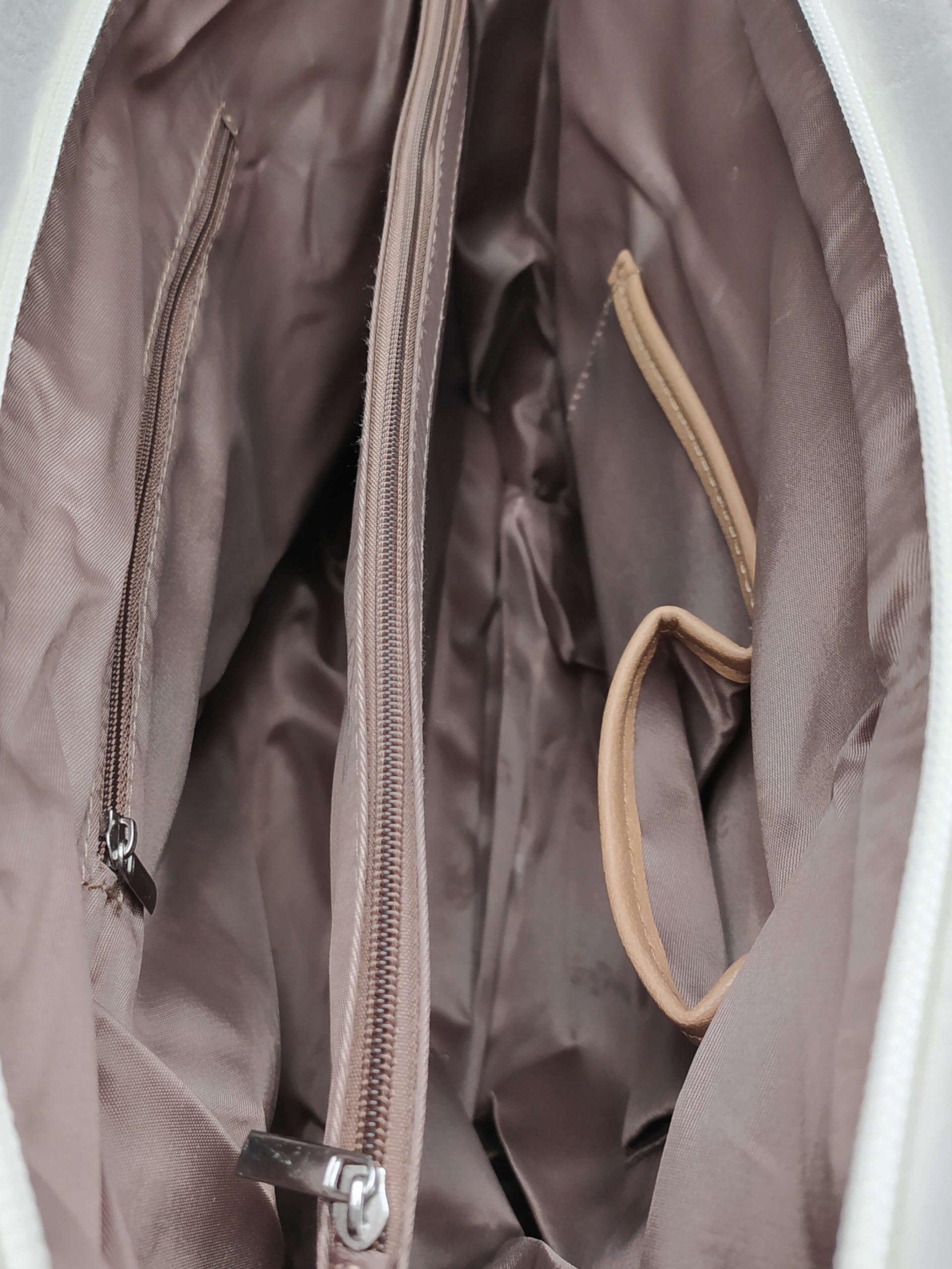 Bílá kabelka přes rameno s šikmými vzory, Tapple, H190030, vnitřní uspořádání dámské kabelky přes rameno