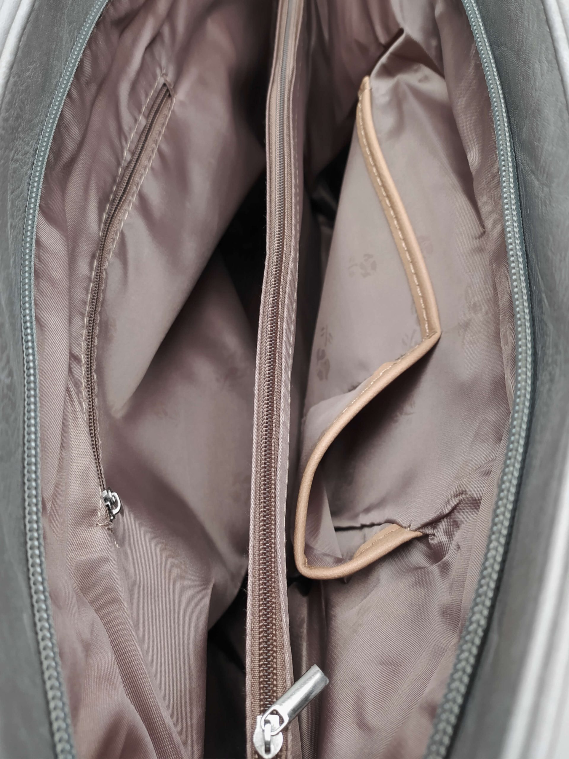 Středně šedá kabelka přes rameno s šikmými vzory, Tapple, H190030, vnitřní uspořádání dámské kabelky přes rameno