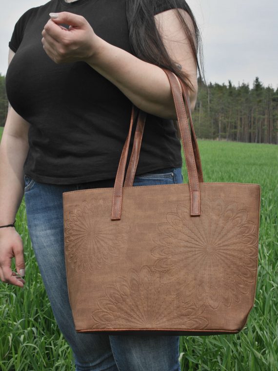 Středně hnědá dámská kabelka přes rameno s texturou, Tapple, H17409, modelka s kabelkou přes rameno