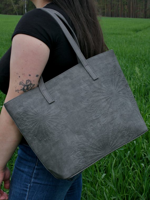 Středně šedá dámská kabelka přes rameno s texturou, Tapple, H17409, modelka s kabelkou přes rameno