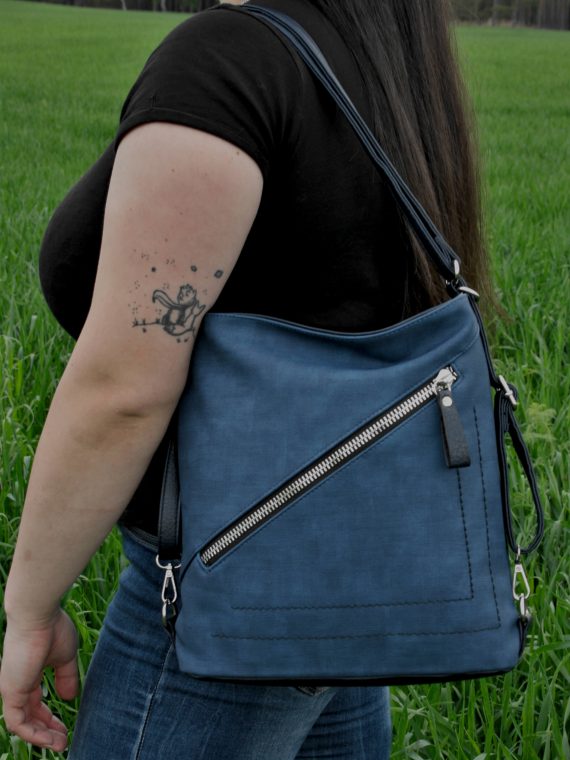 Střední středně modrý kabelko-batoh 2v1 s šikmým zipem, Tapple, H190061, modelka s kabelko-batohem 2v1 přes rameno
