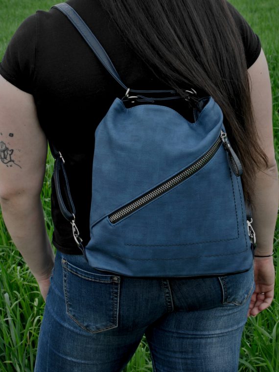 Střední středně modrý kabelko-batoh 2v1 s šikmým zipem, Tapple, H190061, modelka s kabelko-batohem 2v1 na zádech