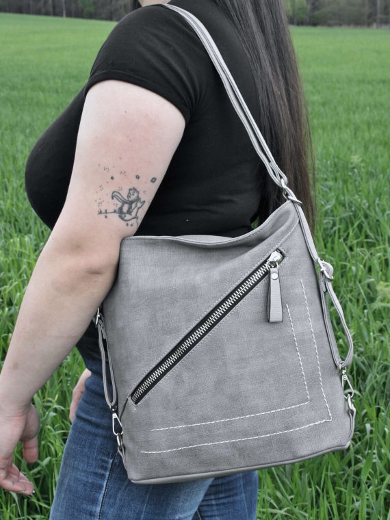 Střední světle šedý kabelko-batoh 2v1 s šikmým zipem, Tapple, H190061, modelka s kabelko-batohem 2v1 přes rameno