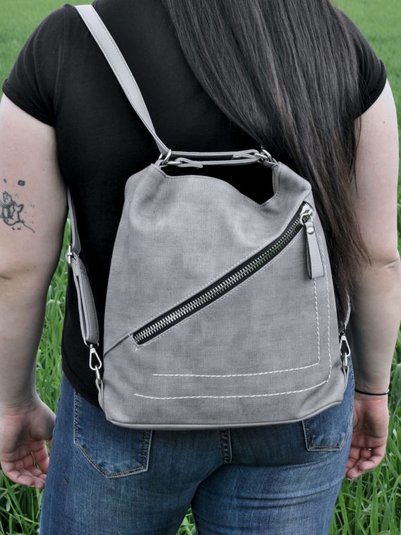 Střední světle šedý kabelko-batoh 2v1 s šikmým zipem, Tapple, H190061, modelka s kabelko-batohem 2v1 na zádech
