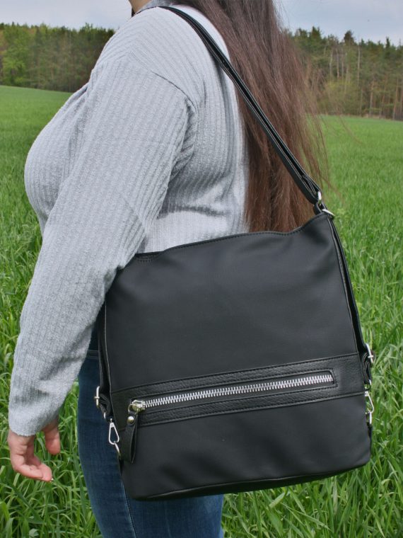 Velká černá kabelka a batoh 2v1 s texturou, Tapple, H20805N, modelka s kabelko-batohem 2v1 přes rameno