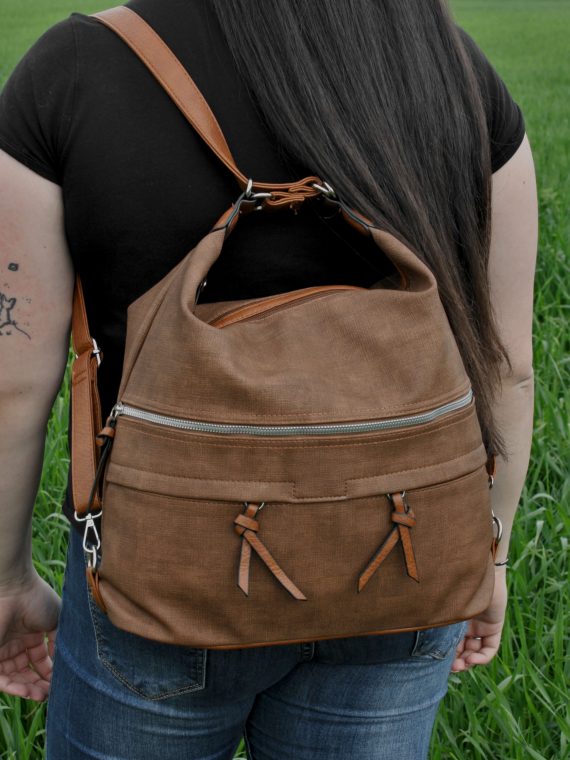 Velká středně hnědá kabelka a batoh 2v1 s kapsami, Tapple, H181175N, modelka s kabelko-batohem 2v1 na zádech