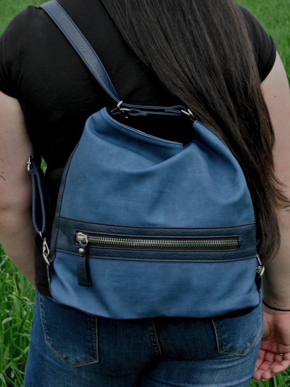 Velká středně modrá kabelka a batoh 2v1 s texturou, Tapple, H20805N, modelka s kabelko-batohem 2v1 na zádech