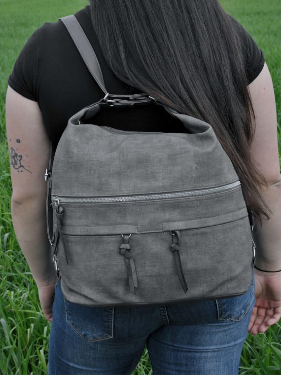 Velká středně šedá kabelka a batoh 2v1 s kapsami, Tapple, H181175N, modelka s kabelko-batohem 2v1 na zádech
