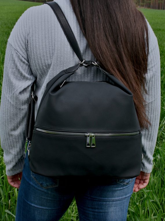 Velký černý kabelko-batoh 2v1 s praktickou kapsou, Tapple, H190010N, modelka s kabelko-batohem 2v1 na zádech
